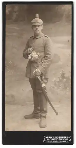 Fotografie Herm. Lindenberg, Dresden, Soldat des Artillerie Rgt. 8 mit Pickelhaube Tarnbezug und Säbel, Kriegsausmarsch
