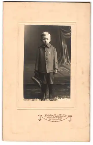 Fotografie Jos. Pfeifer, Wissen a. Sieg, junger Knabe in Uniform mit Miniaturorden, Kindersoldat, 1915