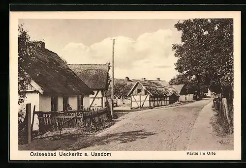AK Ueckeritz /Usedom, Strassenpartie mit reetgedeckten Häusern