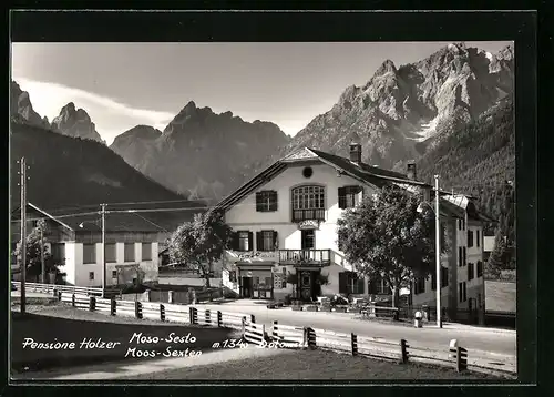 AK Moos in Sexten, Pension Holzer mit Strasse und Gebirgsblick