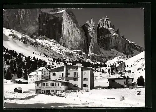 AK Val di Fassa, Rifugio Gardeccia mit Bergformation im Winter