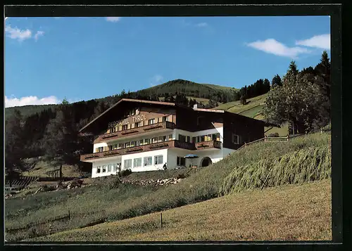 AK Moos in Sexten, Berghotel Tyrol von einer Wiese gesehen