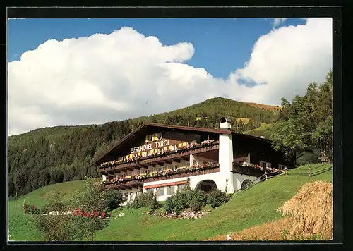 AK Moos in Sexten, Berghotel Tyrol von einer Wiese aus