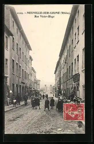 AK Neuville-sur-Saone, Rue Victor-Hugo