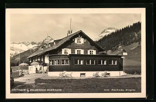 AK Zug a. Arlberg, Gasthaus zum Balzenden Auerhahn mit Bergpanorama