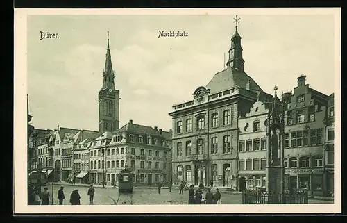 AK Düren, Marktplatz mit Passanten und Strassenbahn