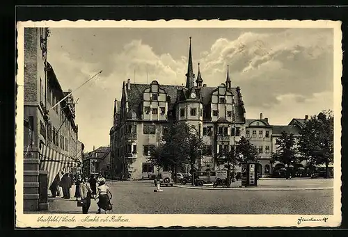 AK Saalfeld, Passanten am Markt vor dem Rathaus