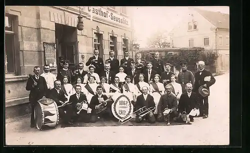 AK Seusslitz, Festliche Gesellschaft mit Blechbläsern und Schild 1862-1912 vor dem Gasthof Seusslitz