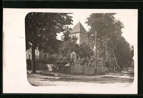 Foto-AK Weesow, Friedhof mit Kirche und Kriegerdenkmal