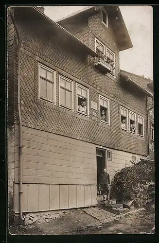 Foto-AK Sonneberg, Tabakgeschäft Eduard Korb, Bewohner an den Fenstern
