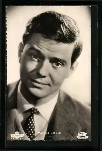 AK Schauspieler Walter Giller mit gerunzelter Stirn