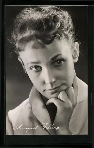 AK Schauspielerin Annegret Golding in nachdenklicher Pose