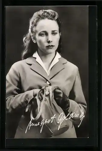 AK Schauspielerin Annegret Golding im Mantel mit Tasche