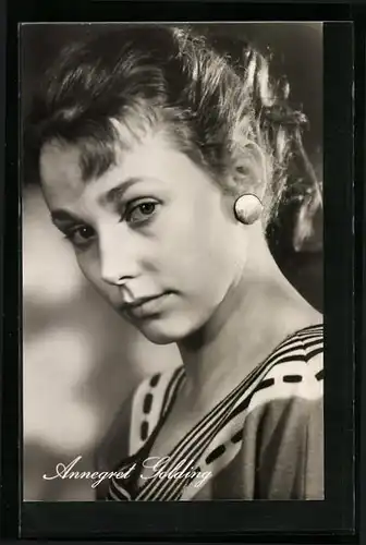 AK Schauspielerin Annegret Golding schaut nachdenklich