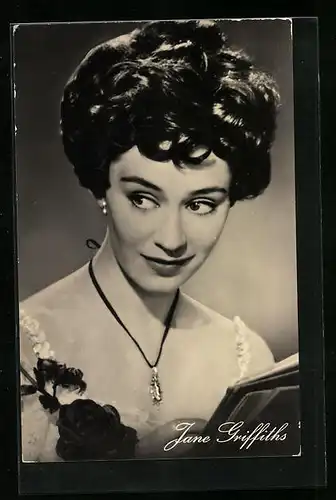 AK Schauspielerin Jane Griffiths mit Hochsteckfrisur und Kette