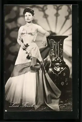 AK Schauspielerin Lore Frisch in Abendrobe mit einer riesigen Vase