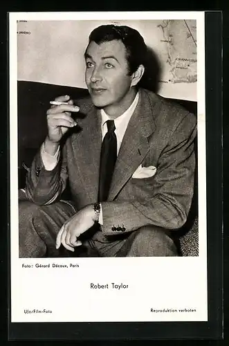 AK Schauspieler Robert Taylor mit Zigarette in der Hand