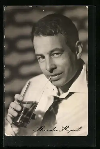 AK Schauspieler Alexander Hegarth geniesst einen Drink