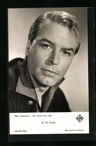 AK Schauspieler O. W. Fischer mit hochgezogenen Augenbrauen