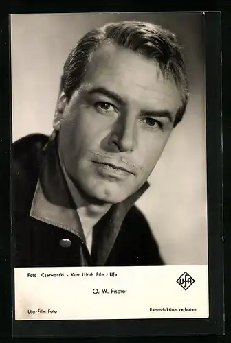 AK Schauspieler O. W. Fischer blickt entspannt