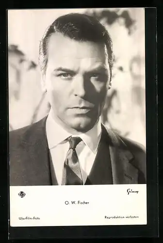AK Schauspieler O. W. Fischer mit ernstem Blick