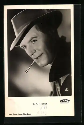 AK Schauspieler O. W. Fischer mit Hut und Zigarette
