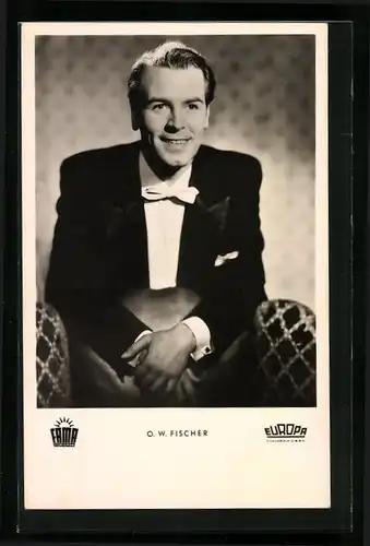 AK Schauspieler O. W. Fischer lässig mit Anzug und Fliege