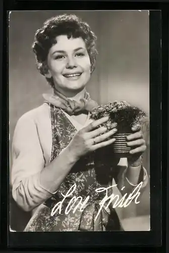 AK Schauspielerin Lore Frisch mit Blumentopf in der Hand