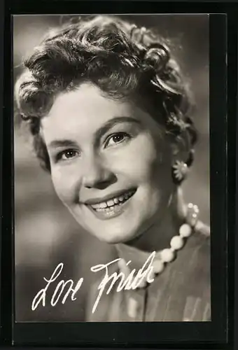 AK Schauspielerin Lore Frisch mit Perlenkette