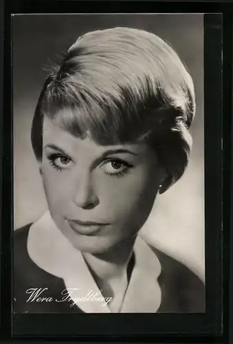 AK Schauspielerin Wera Frydtberg schaut herausfordernd in die Kamera