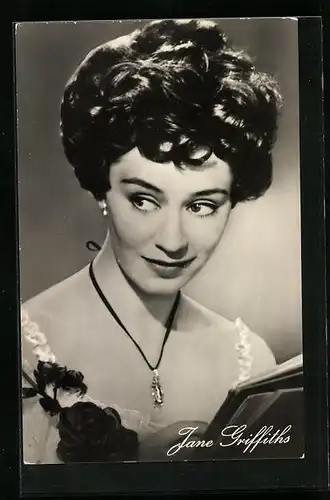 AK Schauspielerin Jane Griffiths mit Hochsteckfrisur und Kette
