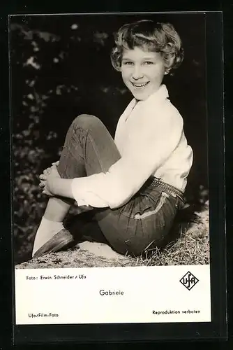 AK Schauspielerin Gabriele mit Bluse in der Natur posierend