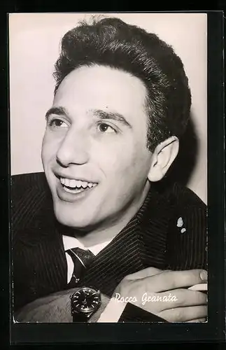 AK Schauspieler Rocco Granata im gestreiftem Anzug