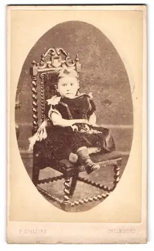 Fotografie F. Spalding, Chelmsford, Junge gutbürgerliche Dame mit elegantem Kleid und Kette