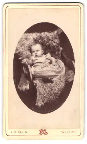 Fotografie Edward H. Allis, Weston S Mare, The Boulevard, Kleinkind auf einem Pelz im Stuhl liegend