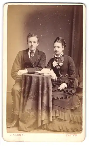 Fotografie J. F. Long, Exeter, 45. High Street, elegantes junges Paar sitzt an einem Tisch