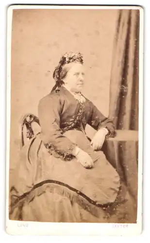 Fotografie J. F. Long, Exeter, 45. High Street, ältere Dame in einem edlen Kleid und mit Hochsteckfrisur