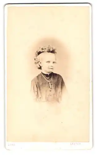 Fotografie J. F. Long, Exeter, 45. High Street, hübsches kleines Mädchen mit einem Kreuz an der Kette