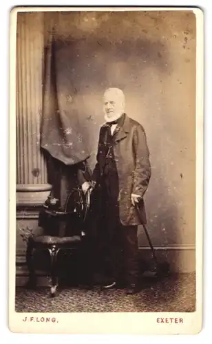 Fotografie J. F. Long, Exeter, 45. High Street, älterer Herr mit Gehstock und weissem Bart