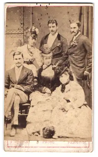 Fotografie T. Winsor, Paignton, gutbürgerliche Familie posiert in eleganter Kleidung