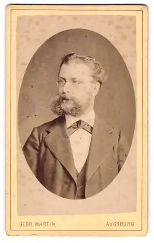 Fotografie Gebr. Martin, Augsburg, Bahnhofstrasse 22, junger Mann mit Brille und auffälligem Bart