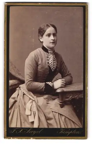 Fotografie F. H. Siegel, Kempten, Kötterner Strasse, hübsche junge Dame posiert lässig auf einen Tisch gestützt