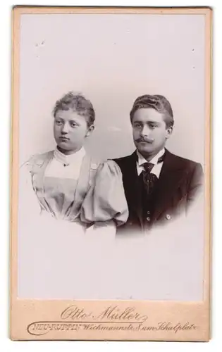 Fotografie Otto Müller, Neu-Ruppin, Wichmannstrasse 8, junges Paar mit ernsten Mienen und edler Kleidung