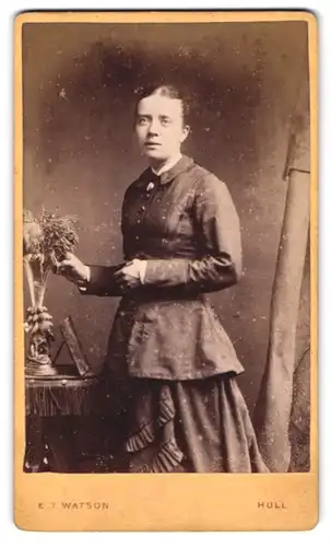 Fotografie Edwin T. Watson, Hull, Albion Street, junge Frau im edlen Gewand mit gebundenen Haaren