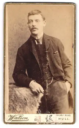 Fotografie Watson, Hull, Anlaby Road, bürgerlicher Herr mit Schnurrbart und Taschenuhr