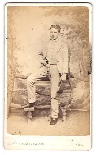 Fotografie W. J. Wellsted & Son, Hull, Paragon Street 3, junger Mann lässig mit Hut im Anzug