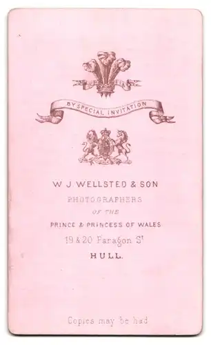 Fotografie W. J. Wellsted & Son, Hull, Paragon Street 19 & 20, gutbürgerliche Dame lehnt im eleganten Kleid am Sessel