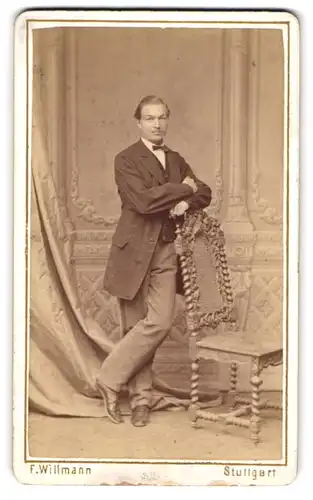 Fotografie F. Willmann, Stuttgart, Marienstrasse 12, eleganter Herr im Anzug posiert auf einen Stuhl gestützt