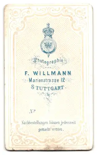 Fotografie F. Willmann, Stuttgart, Marienstrasse 12, eleganter Herr im Anzug posiert auf einen Stuhl gestützt