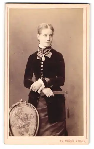 Fotografie Th. Prümm, Berlin, Unter den Linden 51, hübsche blonde Dame mit Fächer in der Hand